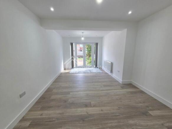 4 bed Semi-Detached for sale Image 4