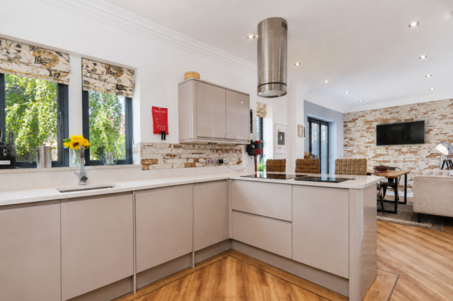 4 bed Detached for sale Image 7