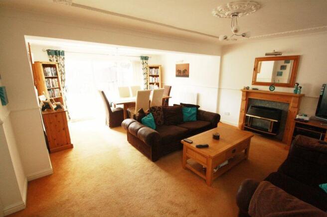 LOUNGE/DINING ROOM
