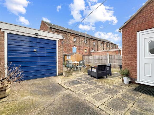 Garage & Rear Garden 025
