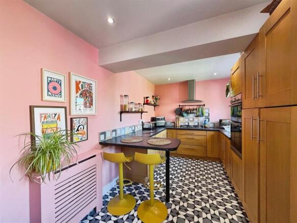 4 bed Semi-Detached for sale Image 6