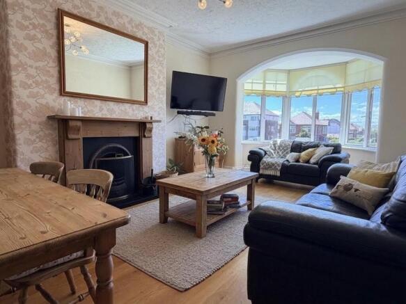 LOUNGE WITH DINING AREA