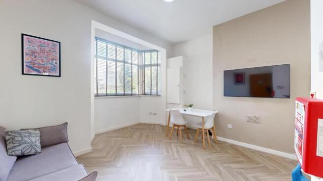 4 bed House to rent Image 5