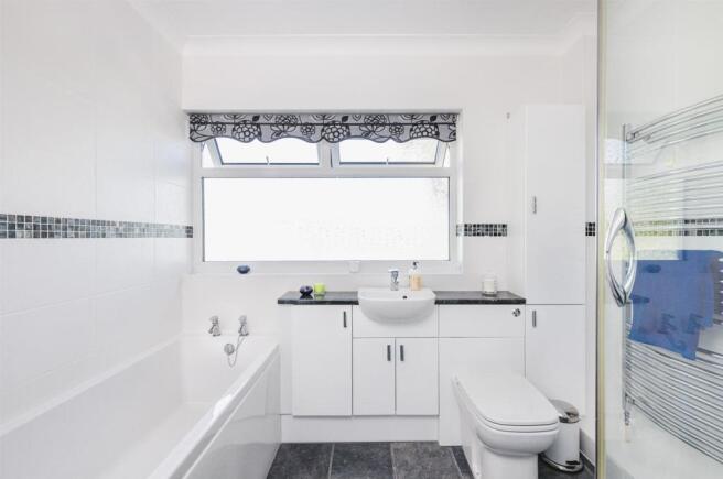 FAMILY BATHROOM/WC