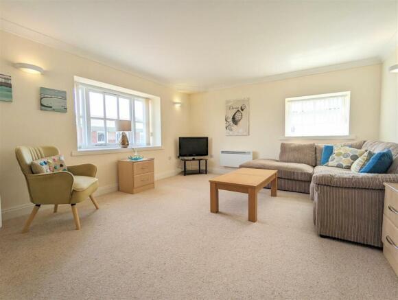 OPEN PLAN LOUNGE/DINING ROOM/KITCHEN