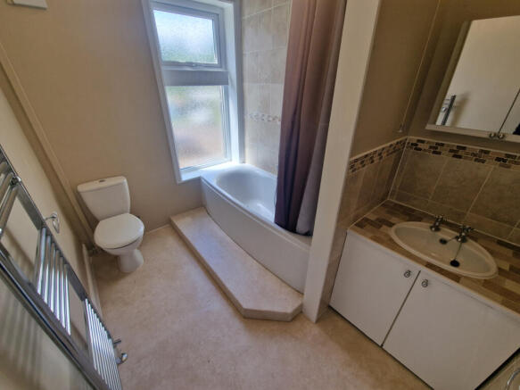 2 bed Terraced to rent Image 6