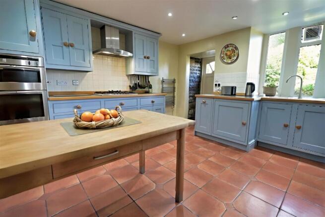 5 bed Detached for sale Image 7
