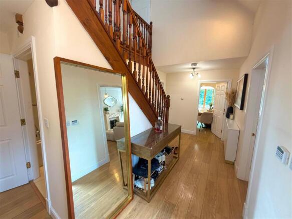 5 bed Detached to rent Image 4