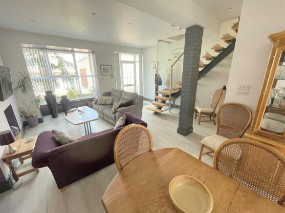 Lounge/Dining Room