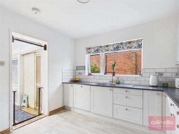 4 bed Semi-Detached Bungalow for sale Image 7