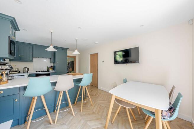 4 bed Semi-Detached to rent Image 8