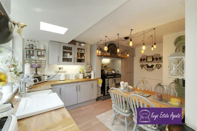 Kitchen 1.jpg
