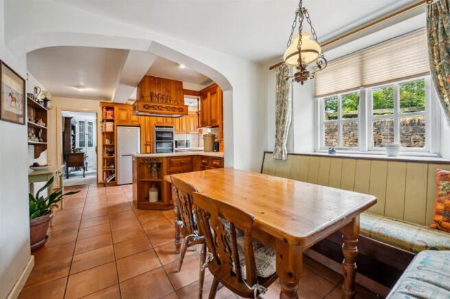 6 bed Detached for sale Image 5