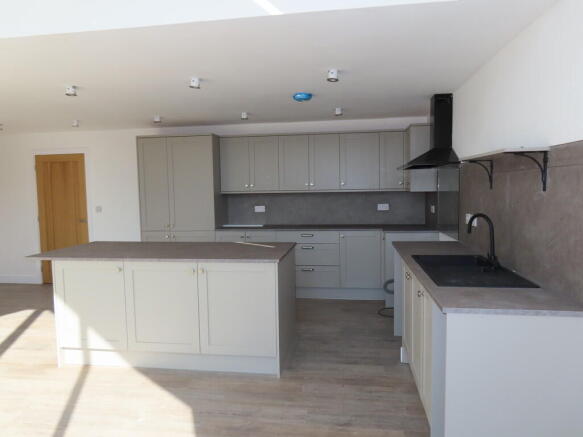 4 bed Detached for sale Image 7