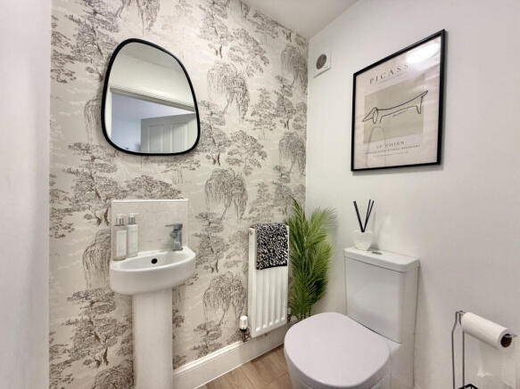 5 bed Detached for sale Image 8