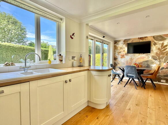 4 bed Detached for sale Image 4