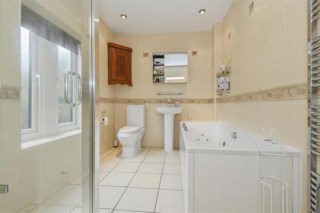 4 bed Detached for sale Image 7