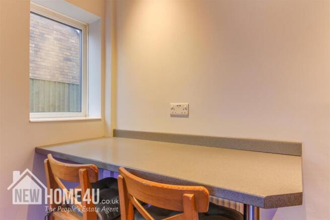 KITCHEN / BREAKFAST ROOM: