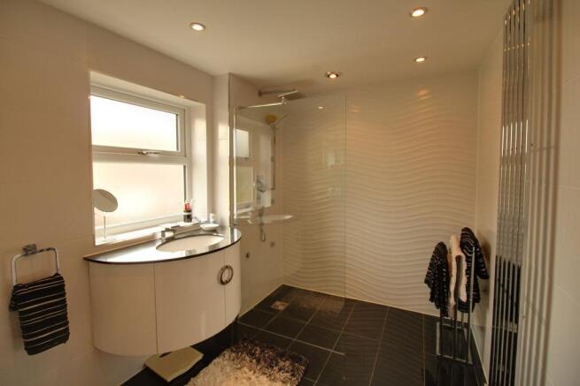 Ensuite to Bed 1
