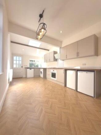 4 bed Semi-Detached for sale Image 9