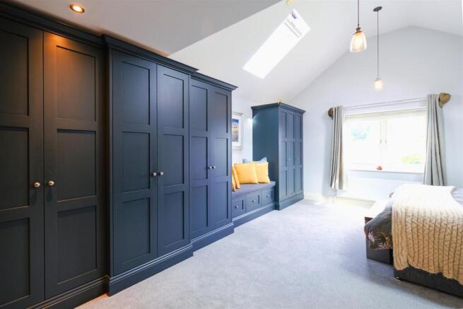 MAIN BEDROOM SUITE