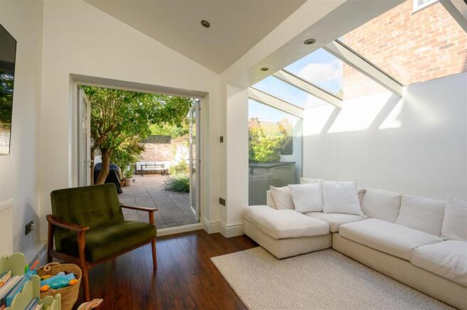 3 bed Town House for sale Image 9