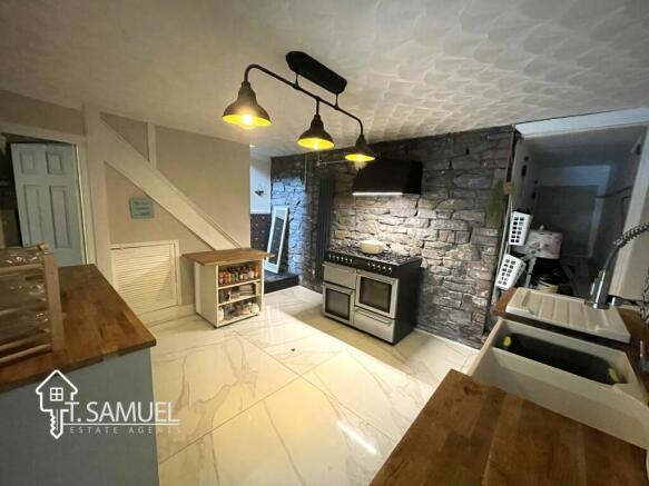 Kitchen 2.JPG