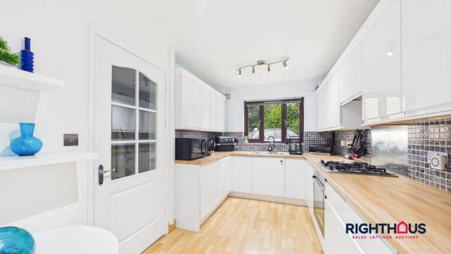3 bed Semi-Detached for sale Image 8