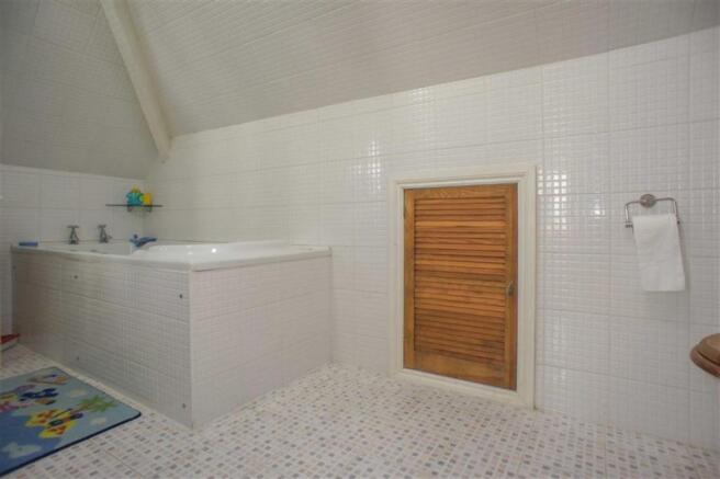 EN-SUITE BATHROOM