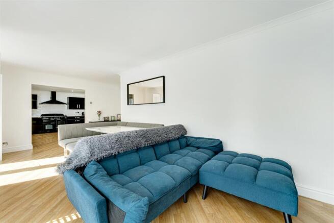 Lounge/Dining Area