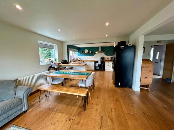 4 bed Detached for sale Image 9