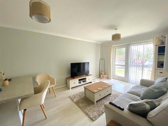 15A Harewood Close - Lounge2.jpg