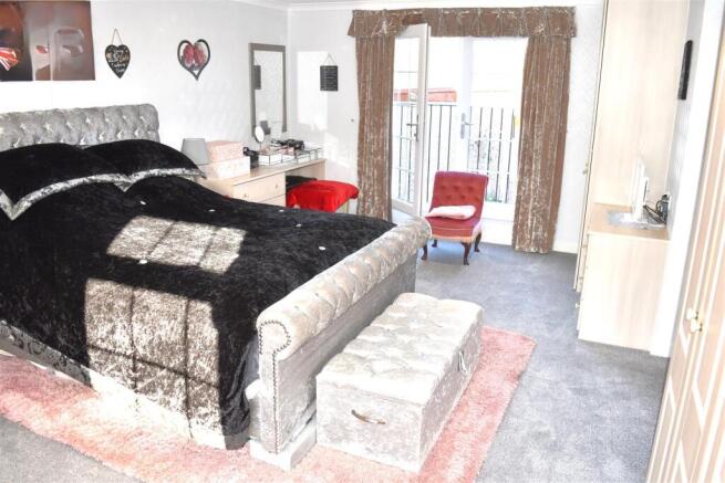 2 bed Park Home for sale Image 10