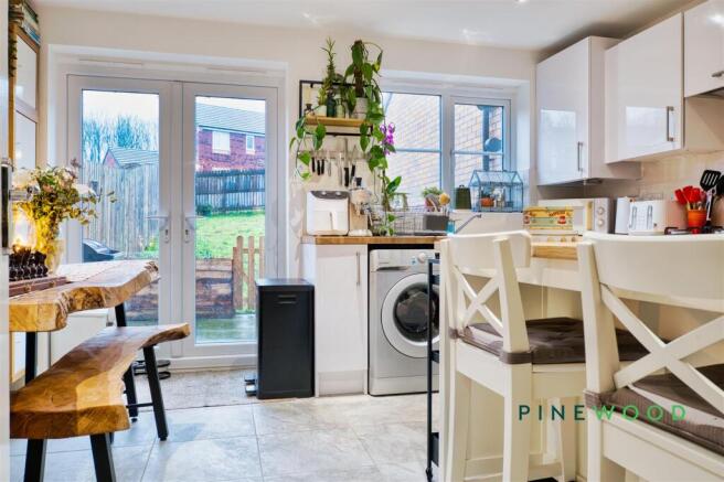 KITCHEN / DINING ROOM