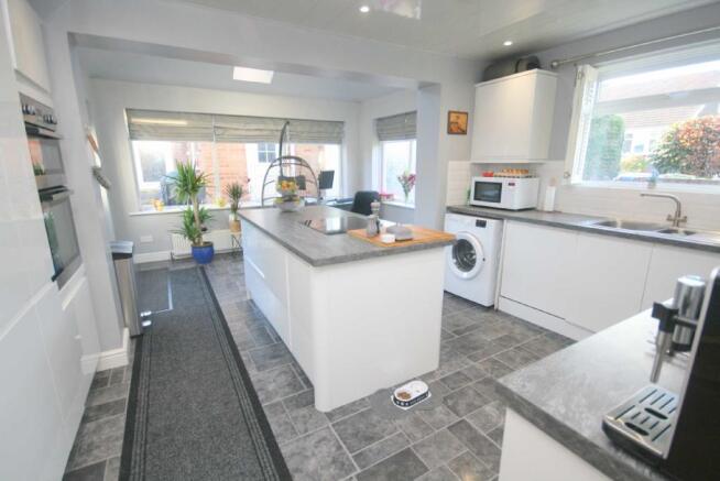 FAMILY DINING KITCHE