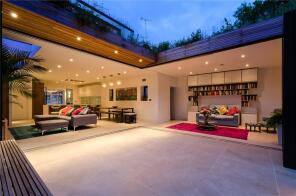 10, Palace Court Gardens, Hornsey, London N10 2LB