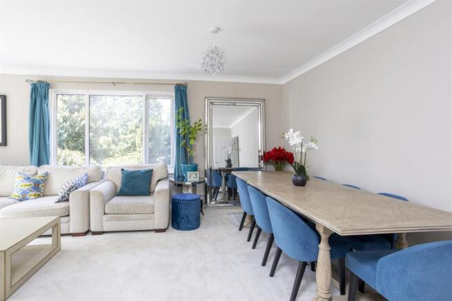 5 bed Detached for sale Image 9