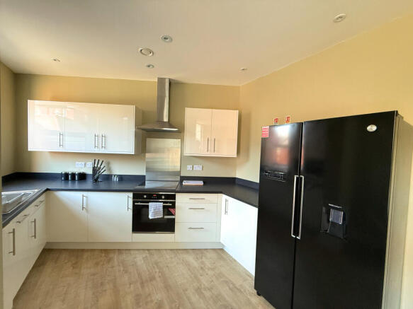 2 bed Apartment to rent Image 8