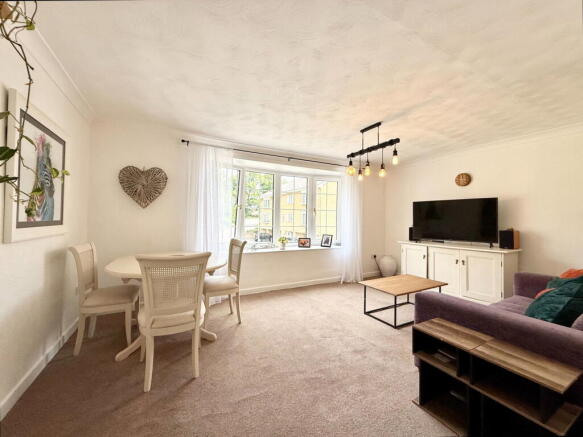 2 bed Flat for sale Image 5