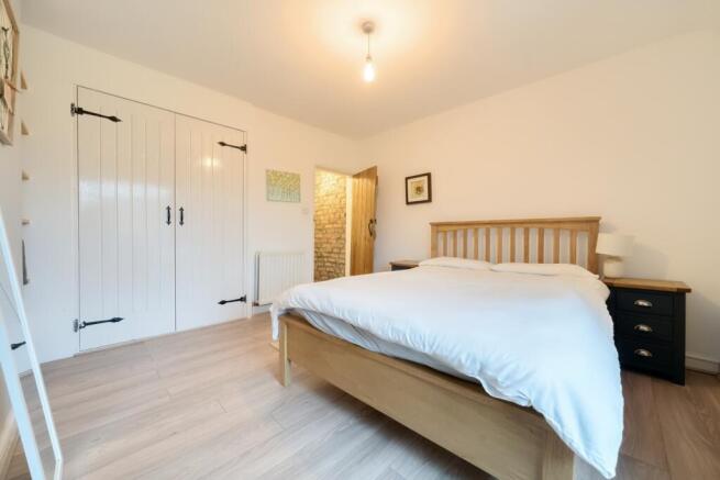 Bedroom 1 - view 2