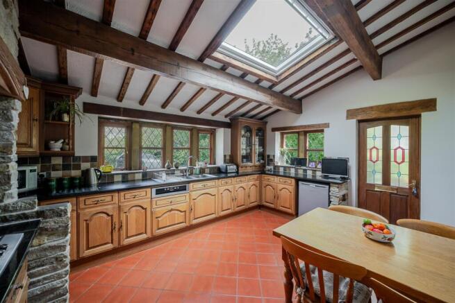 5 bed Detached for sale Image 6