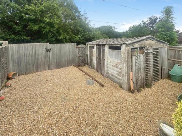 Ashby Avenue, Chessington, KT9 photo 5