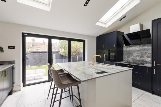 Selwyn Avenue, E4