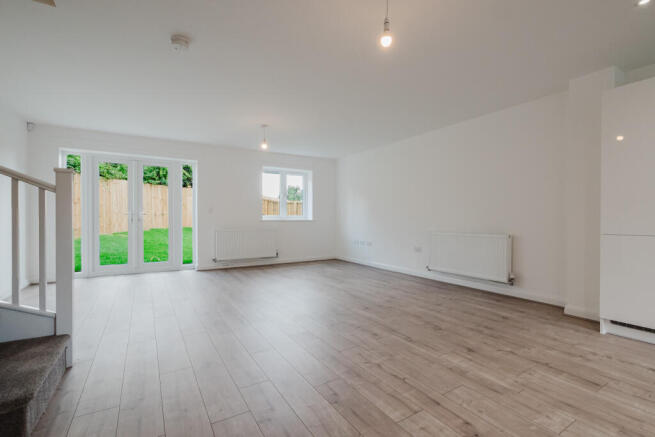 4 bed House to rent Image 5