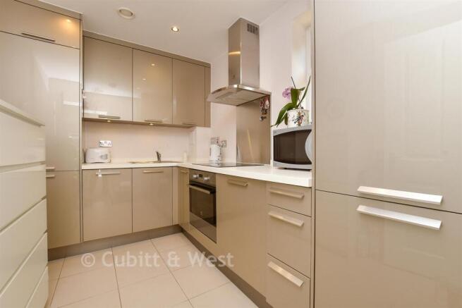 Woodcote Valley Road, Purley, Surrey photo 3