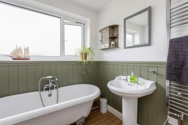 Manor Park 18 Bathroom-2.jpg