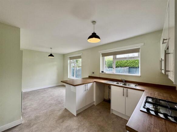 2 bed Semi-Detached to rent Image 9