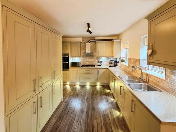 4 bed Detached for sale Image 3