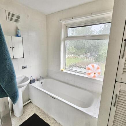5 bed House for sale Image 6