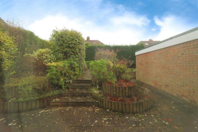 51 stag crescent garden.JPG